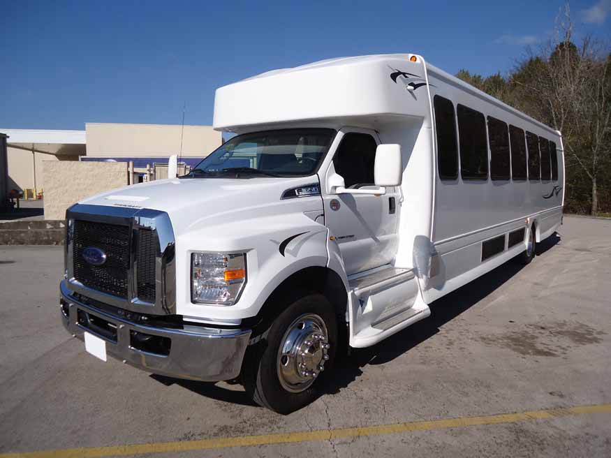 Ford F650 Starcraft XLT - Front